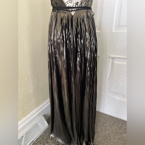 DAVIDS BRIDAL GALINA SIGNATURE
Metallic Pleated A-Line with Slit - Picture 7 of 9